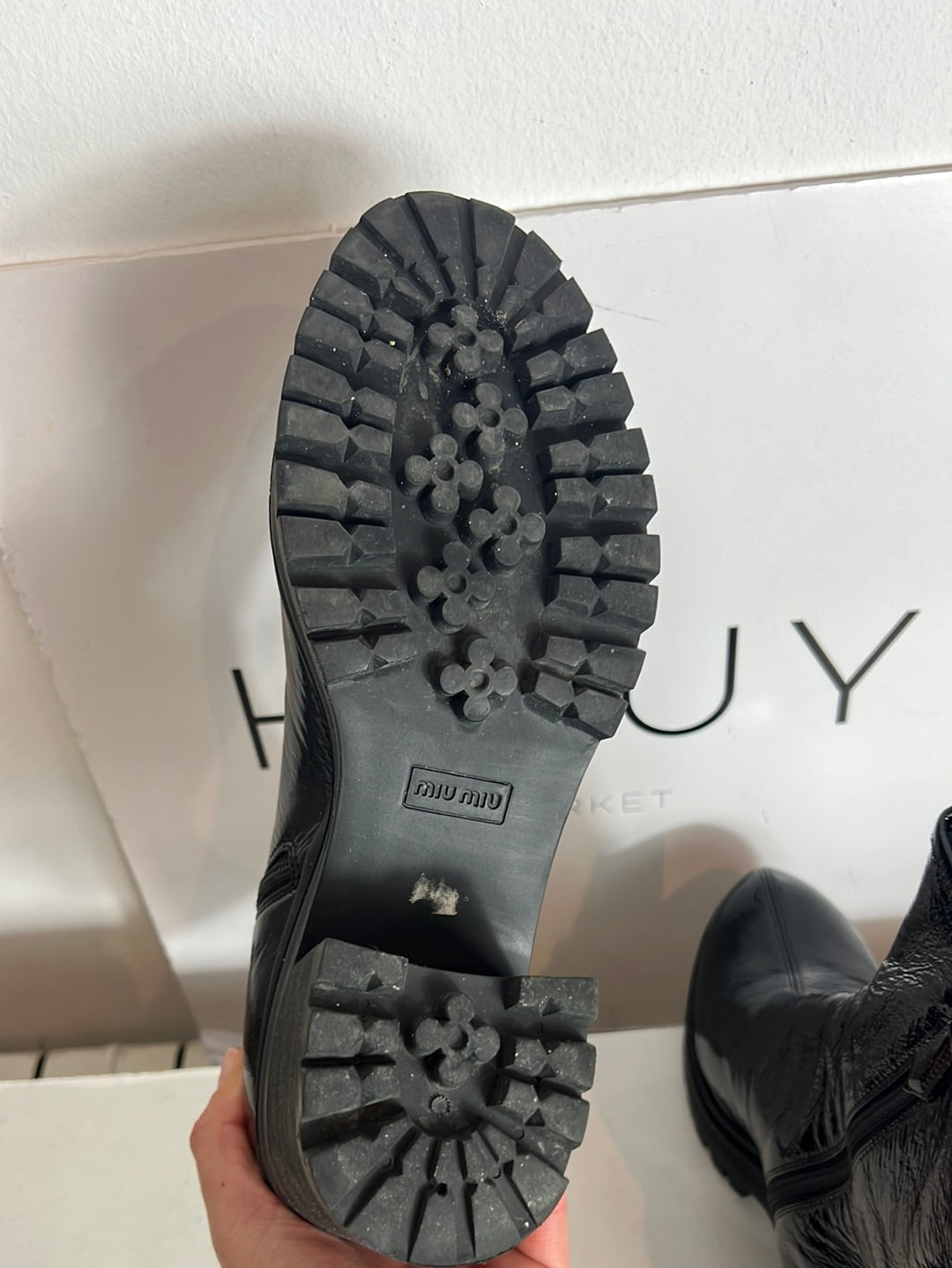 MIU MIU . Botines negros textura. T 39