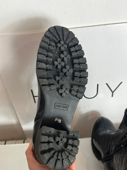 MIU MIU . Botines negros textura. T 39
