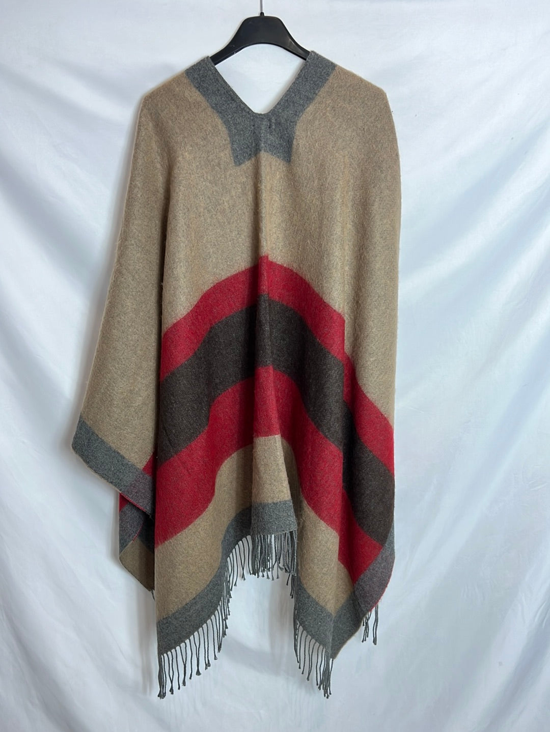 EL CORTE INGLÉS. Grey cape with stripes and fringes