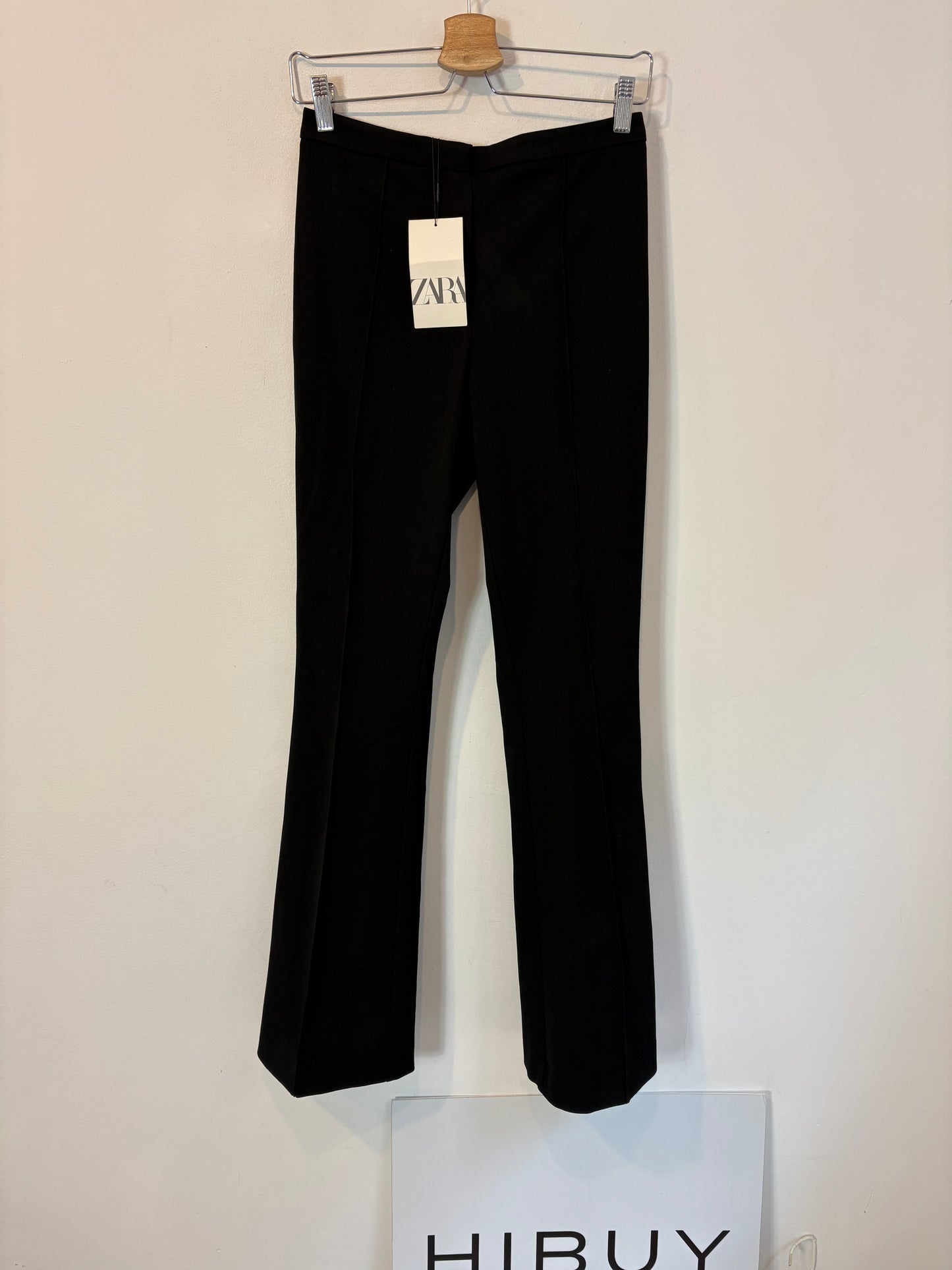 ZARA. Pantalón negro pinzas