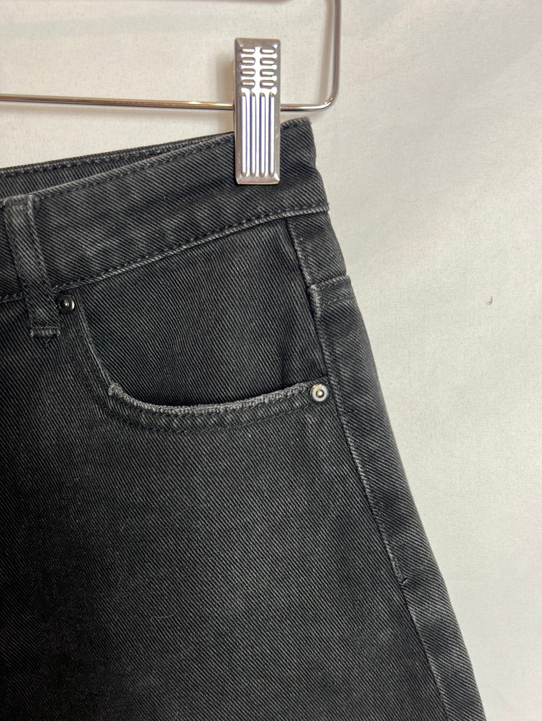 FOREVER 21. Short black ripped skirt. Size 34