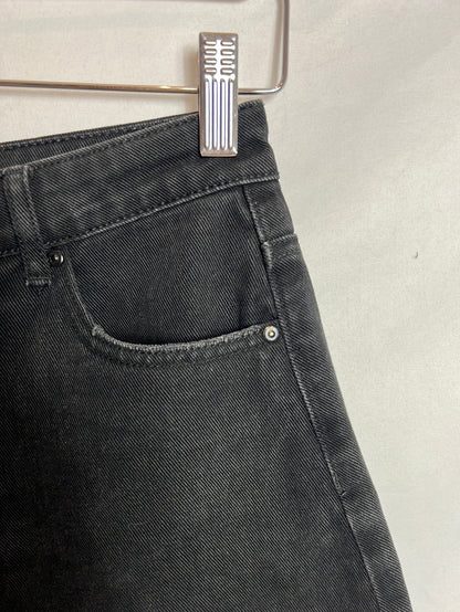 FOREVER 21. Short black ripped skirt. Size 34