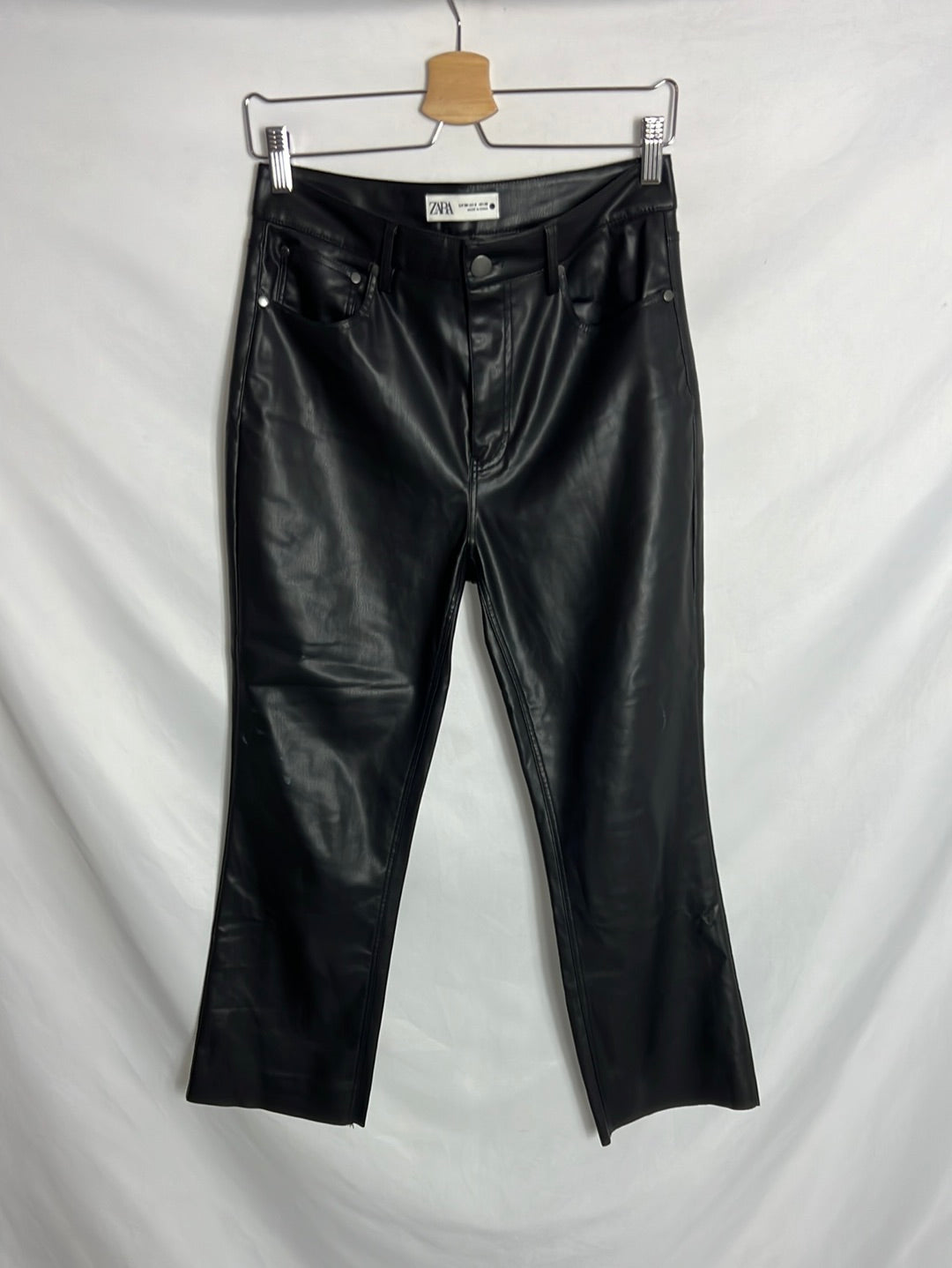 ZARA. Pantalón efecto piel negro cropped . T 38