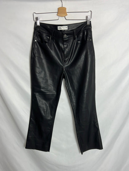 ZARA. Pantalón efecto piel negro cropped . T 38