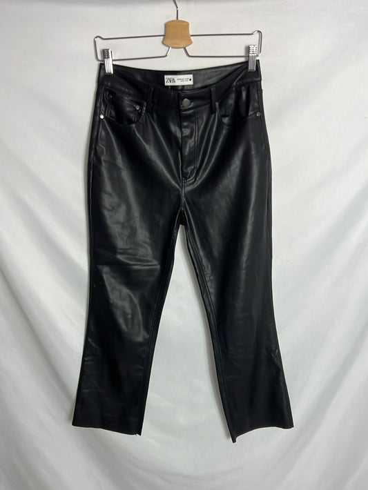 ZARA. Pantalón efecto piel negro cropped . T 38