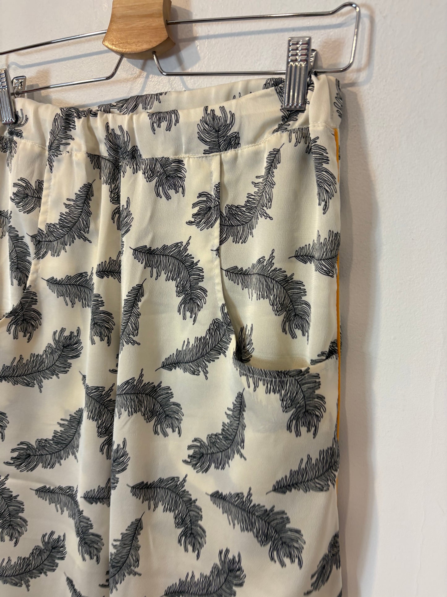 ERRE. Total look fluido estampado hojas