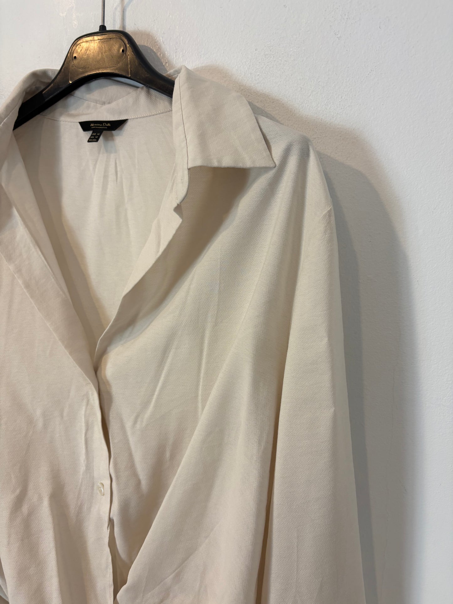 MASSIMO DUTTI. Camisa beige nudo