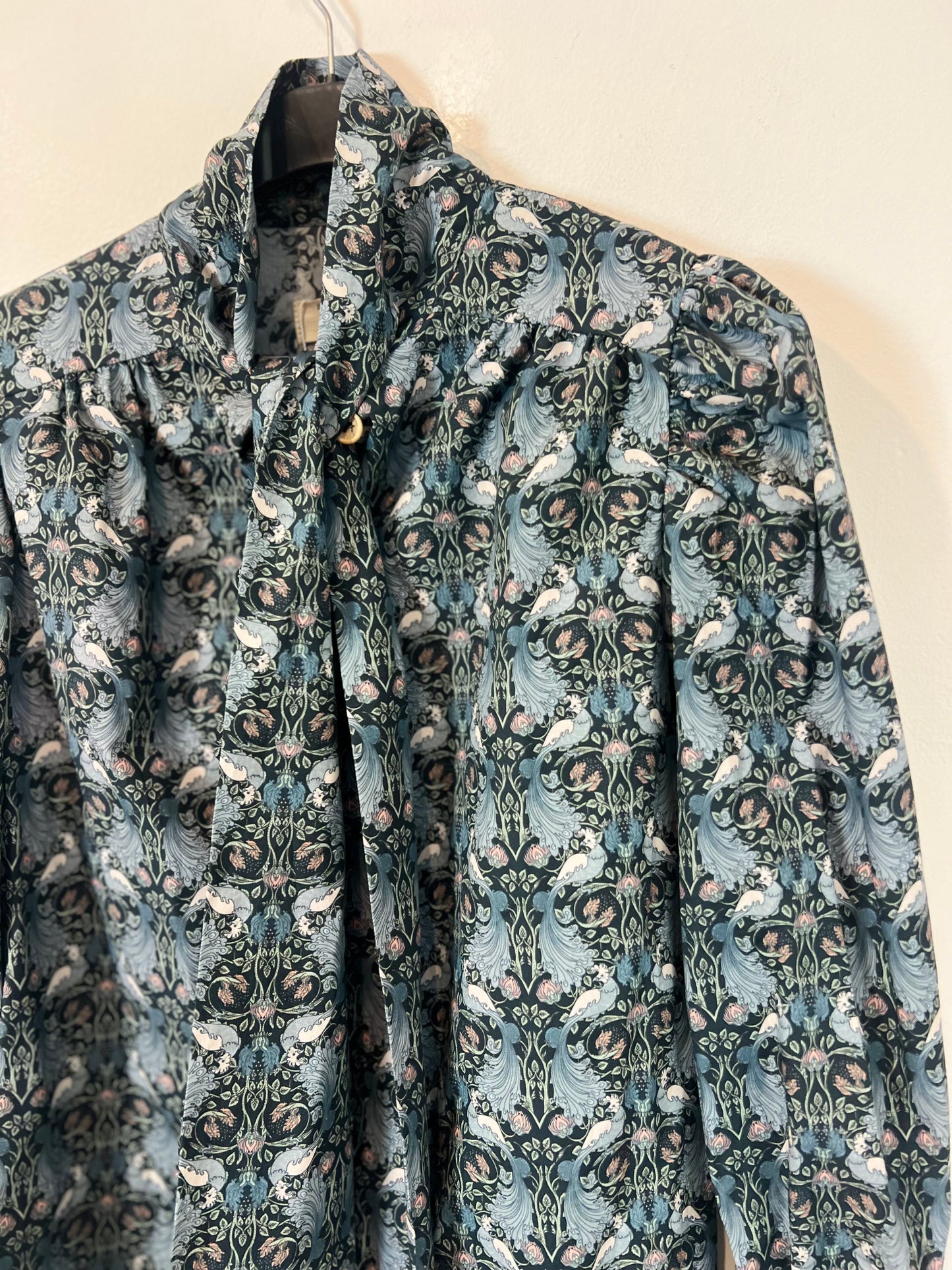 ILÓ-ILÓ. Blusa azul estampada T.s