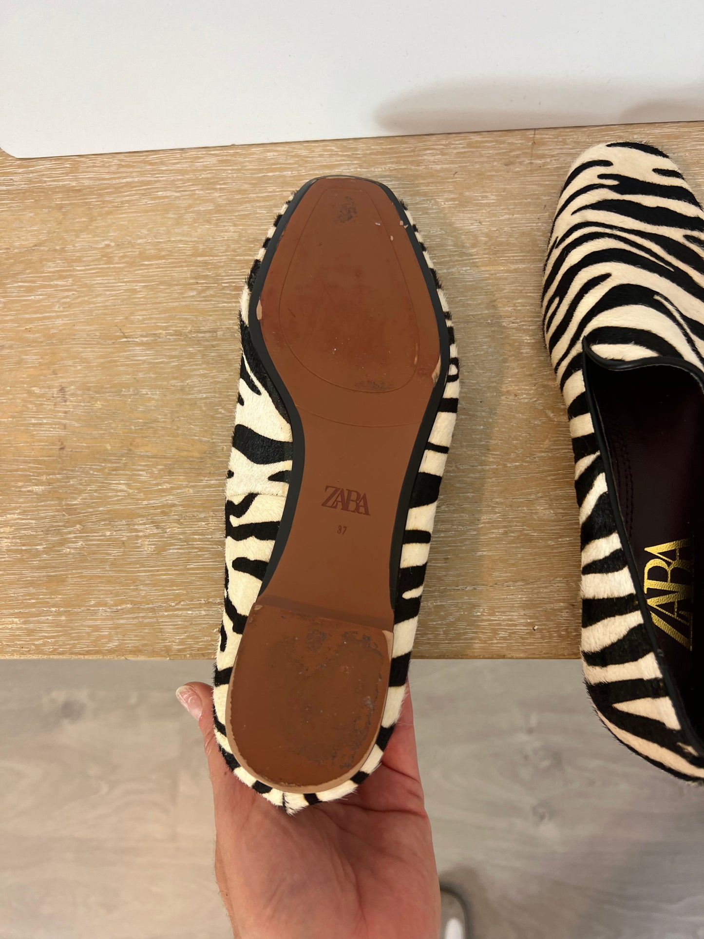 ZARA. Mocasines pelo cebra T.37