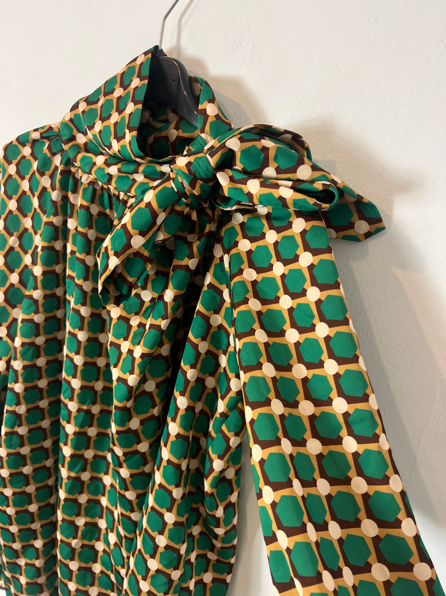 OTRAS. Blusa estampado retro lazada. T M