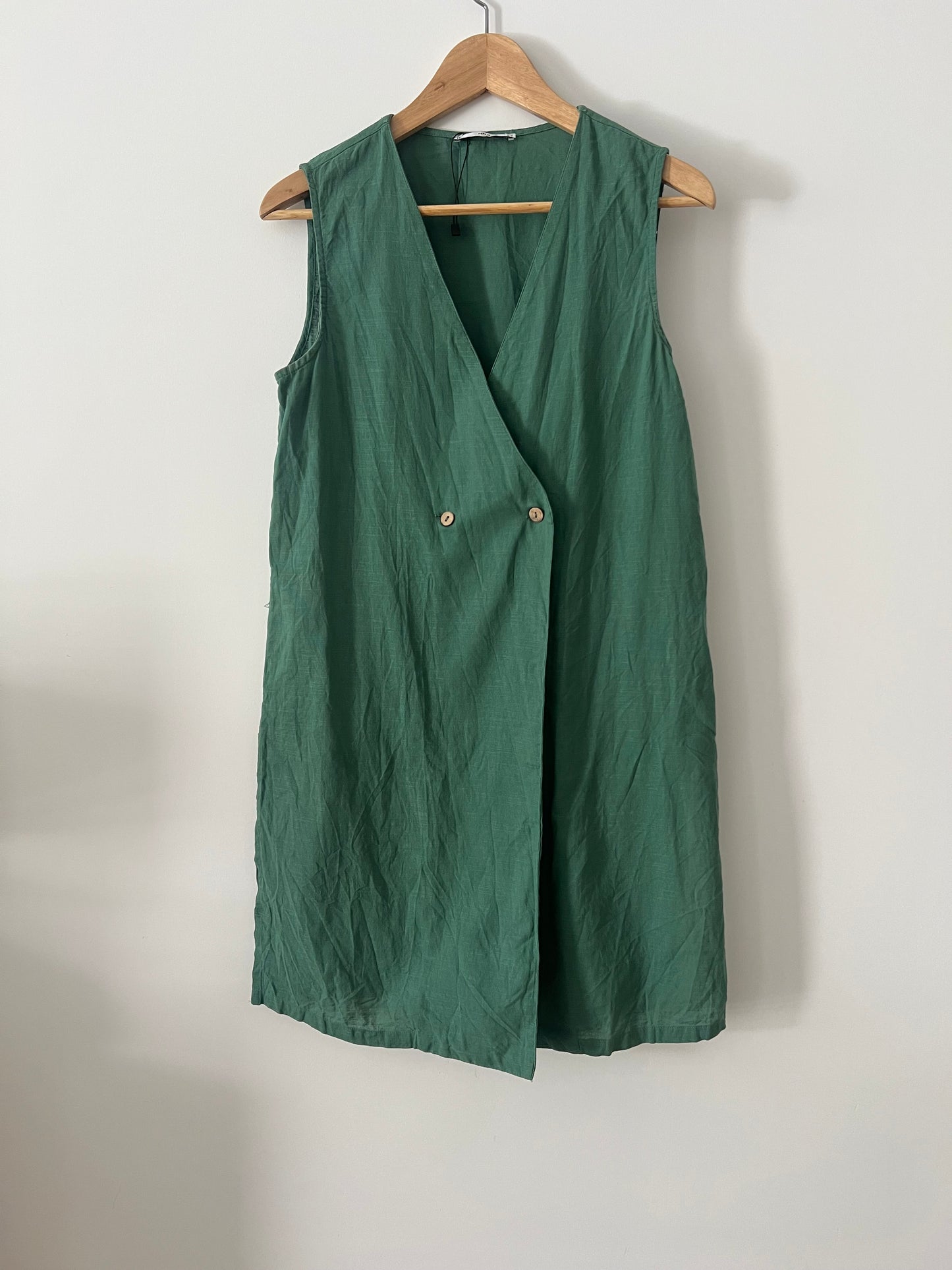 MANGO. Chaleco verde fluido