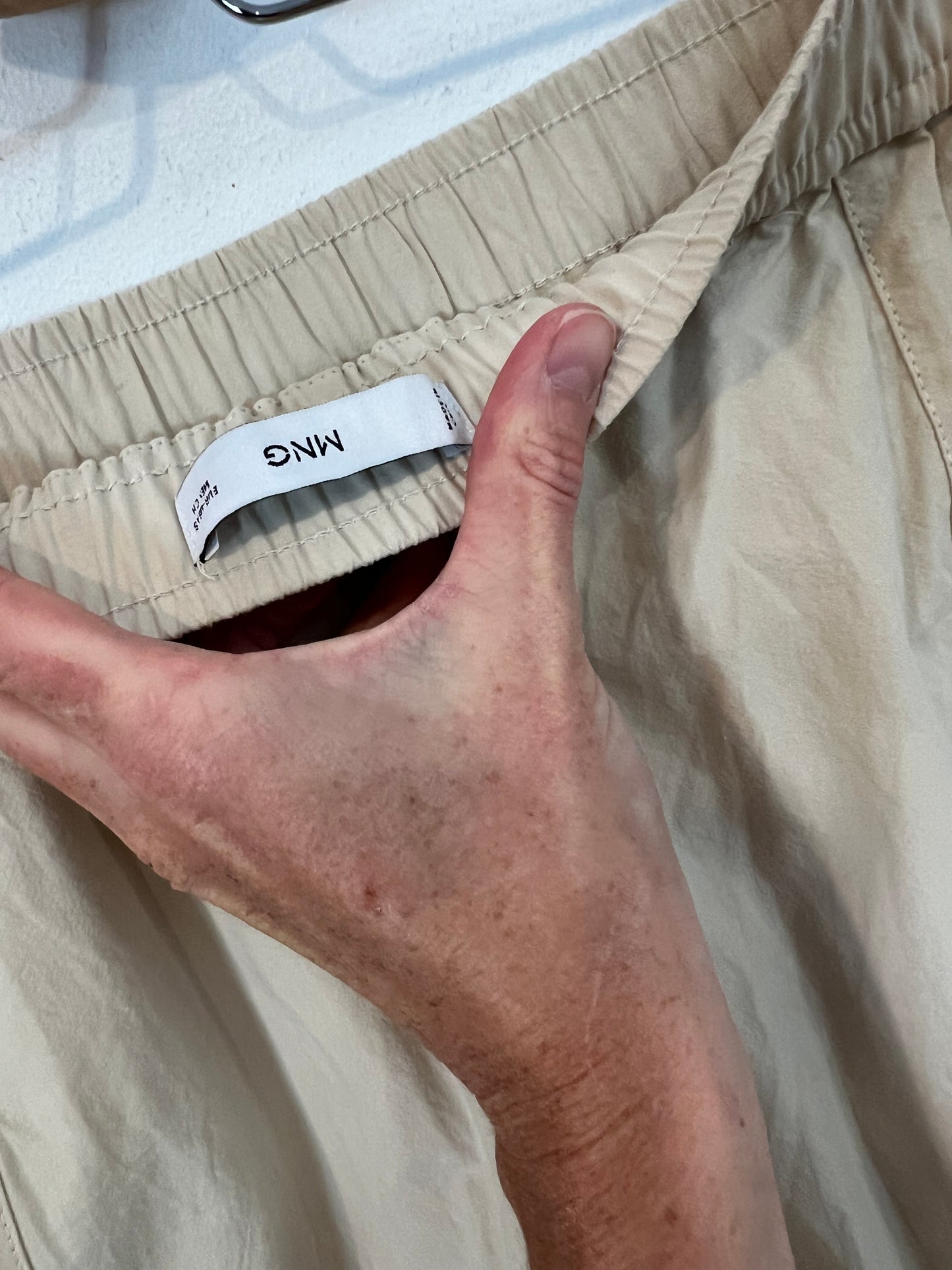 MANGO. Pantalón beige textura