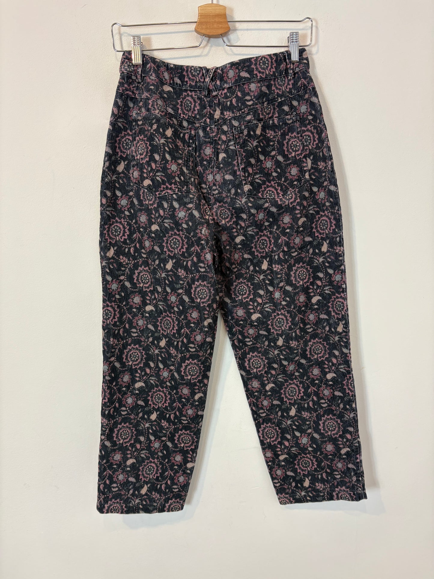 OTRAS. Pantalón azul textura flores