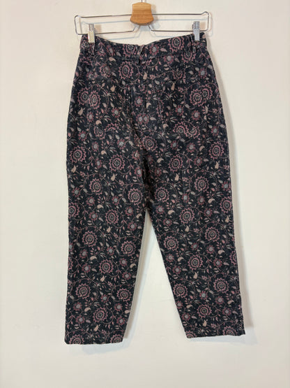 OTRAS. Pantalón azul textura flores