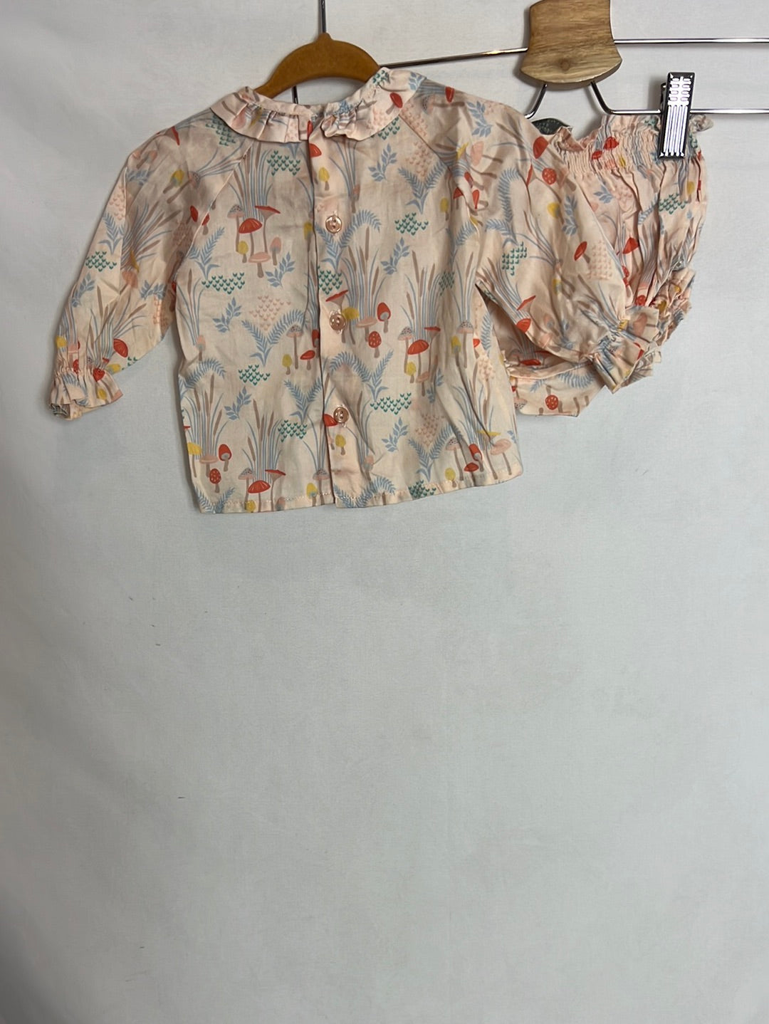 PILI CARRERA. Conjunto blusa y cubre pañal  estampado. T 3 meses