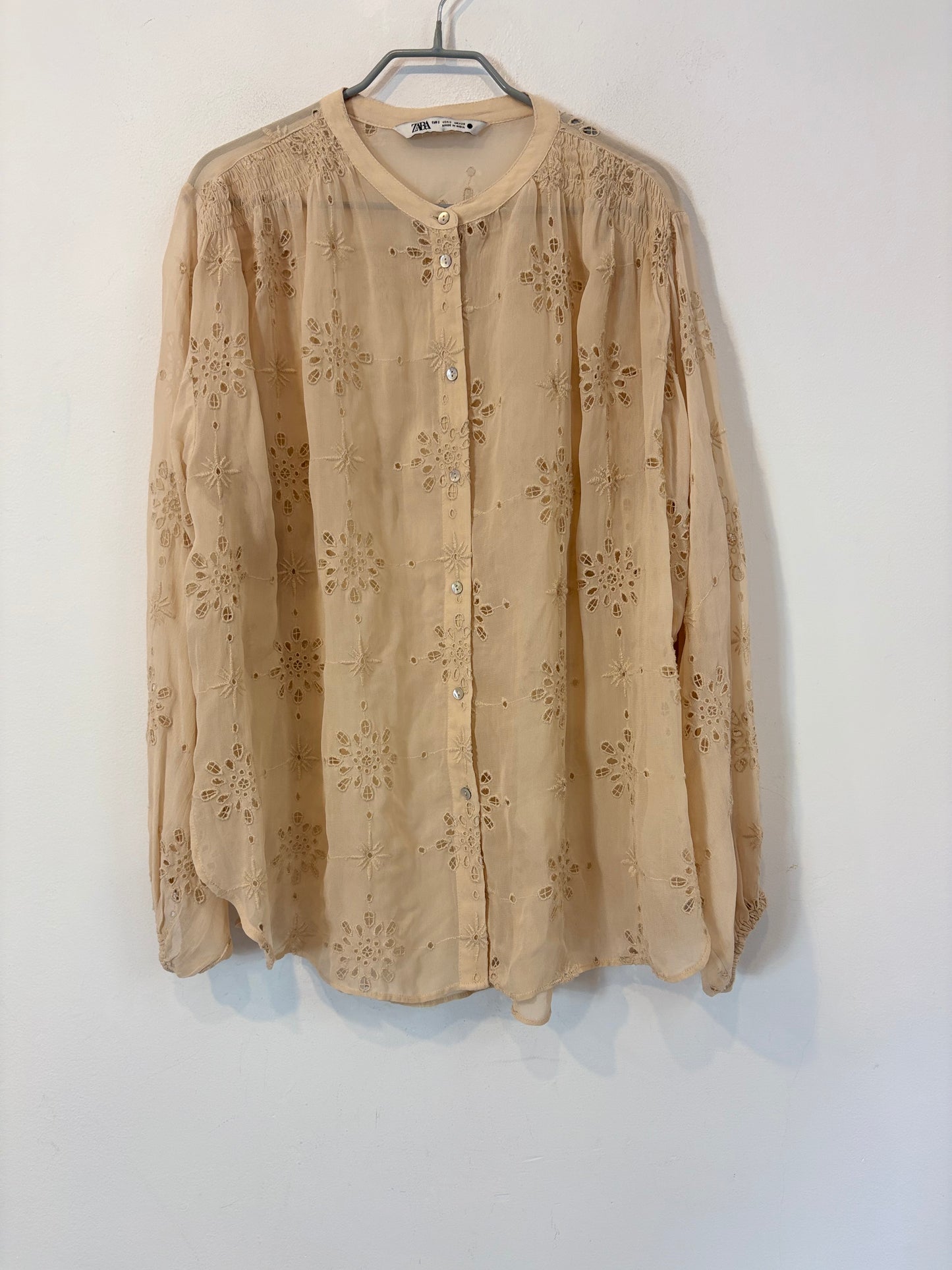 ZARA. Blusa beige bordados vaporosa