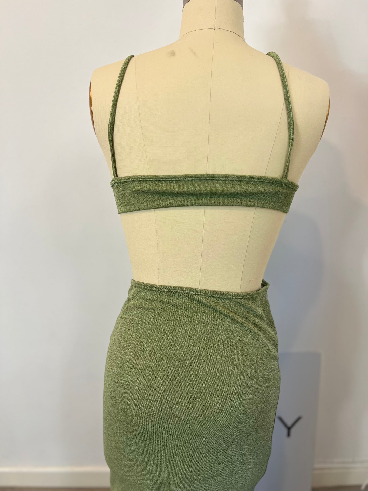 OTRAS.Vestido verde aperturas T.u(m)
