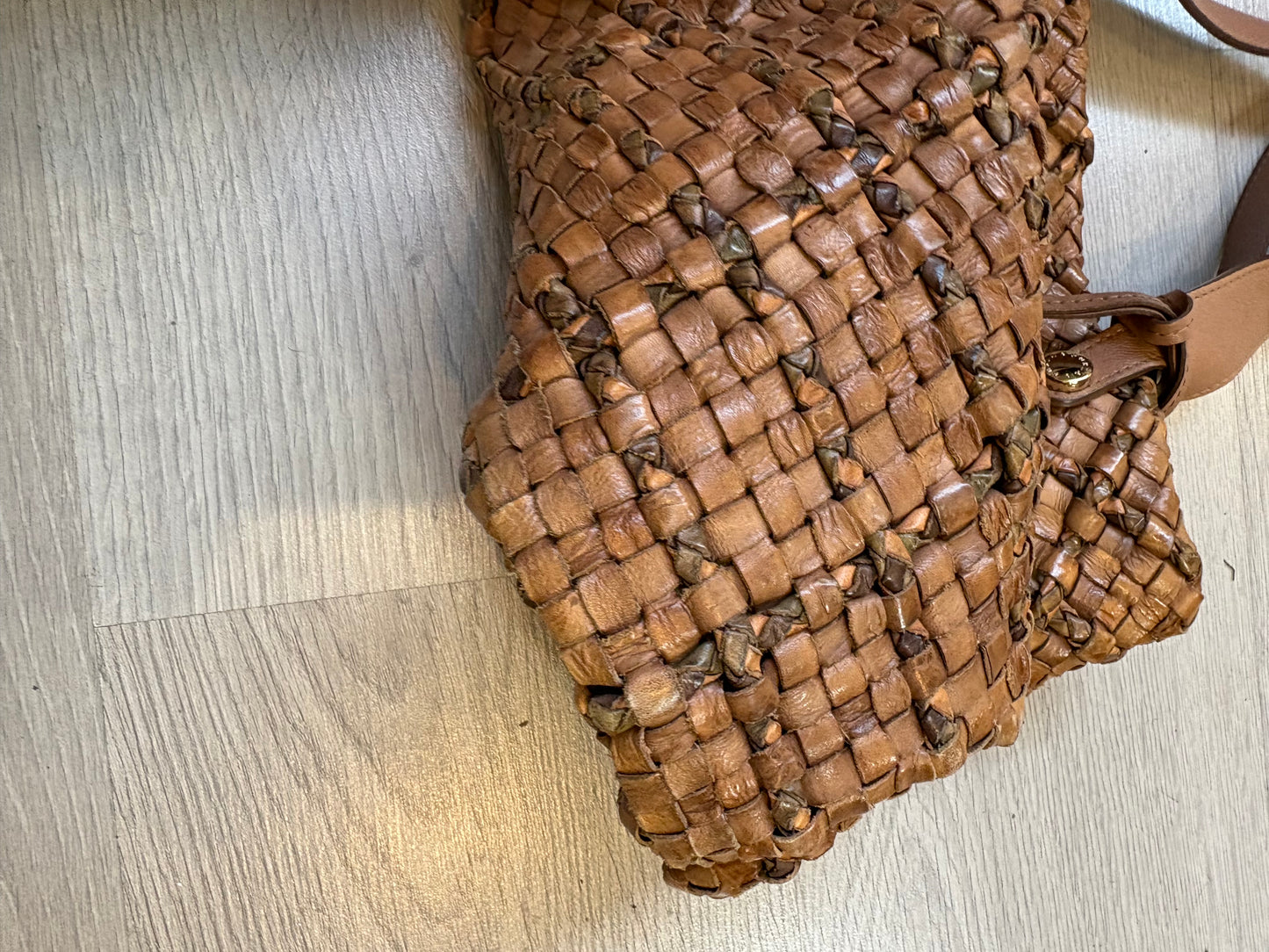 FURLA. Bolso de hombro piel trenzada