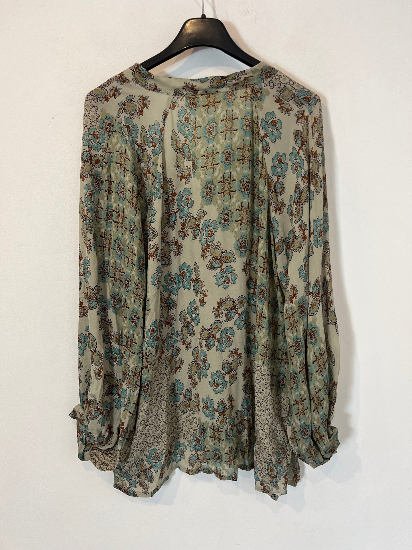 CHARLIE JOE. Blusa estampada tonos verdes. T S