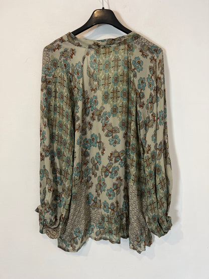 CHARLIE JOE. Blusa estampada tonos verdes. T S