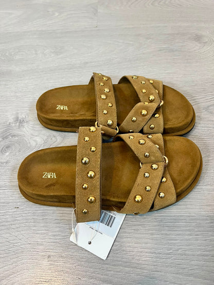 ZARA. Sandalias antelina tachuelas
