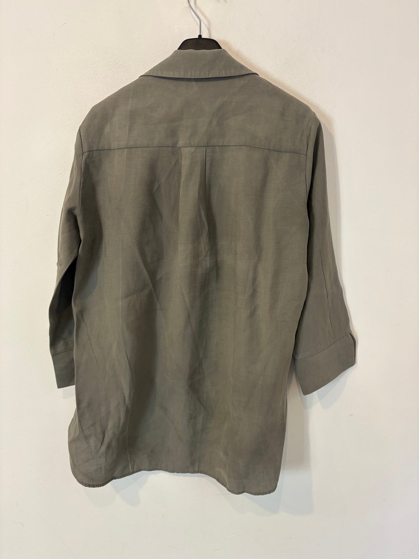 PARFOIS. Blusa verde fluida cuello pico