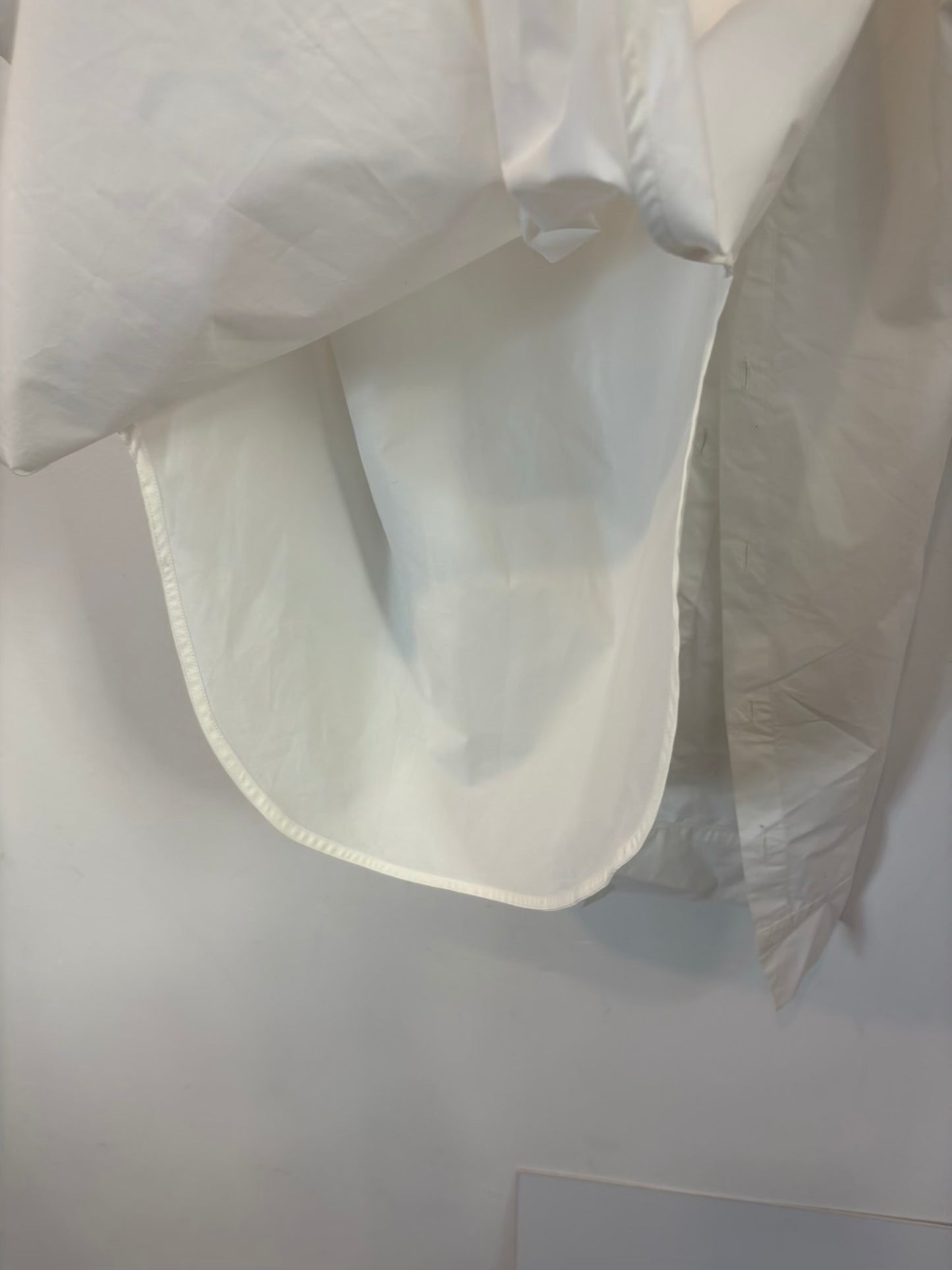 SILVIA TCHERASSI. Camisa blanca detalle mangas