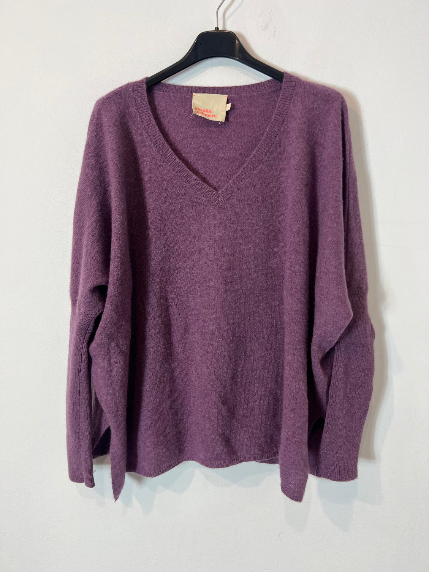 ABSOLUTE CASHMERE. Jersey cashmere morado cuello pico. T S
