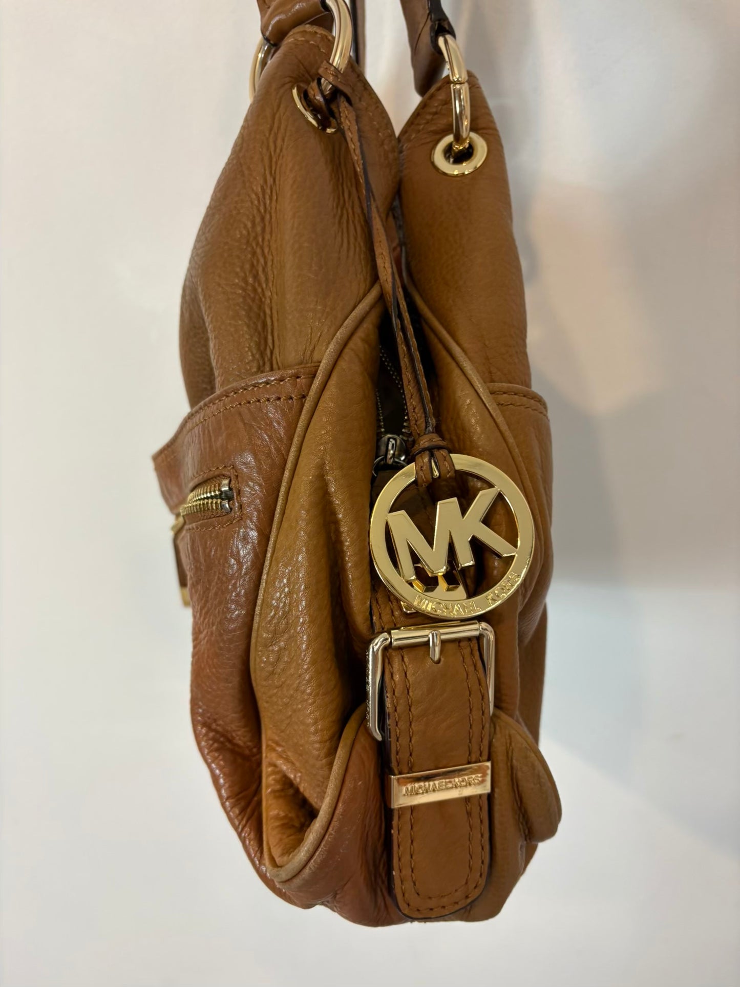 MICHAEL KORS. Bolso de hombro piel camel