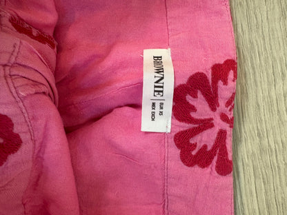 BROWNIE. Conjunto fucsia bordados