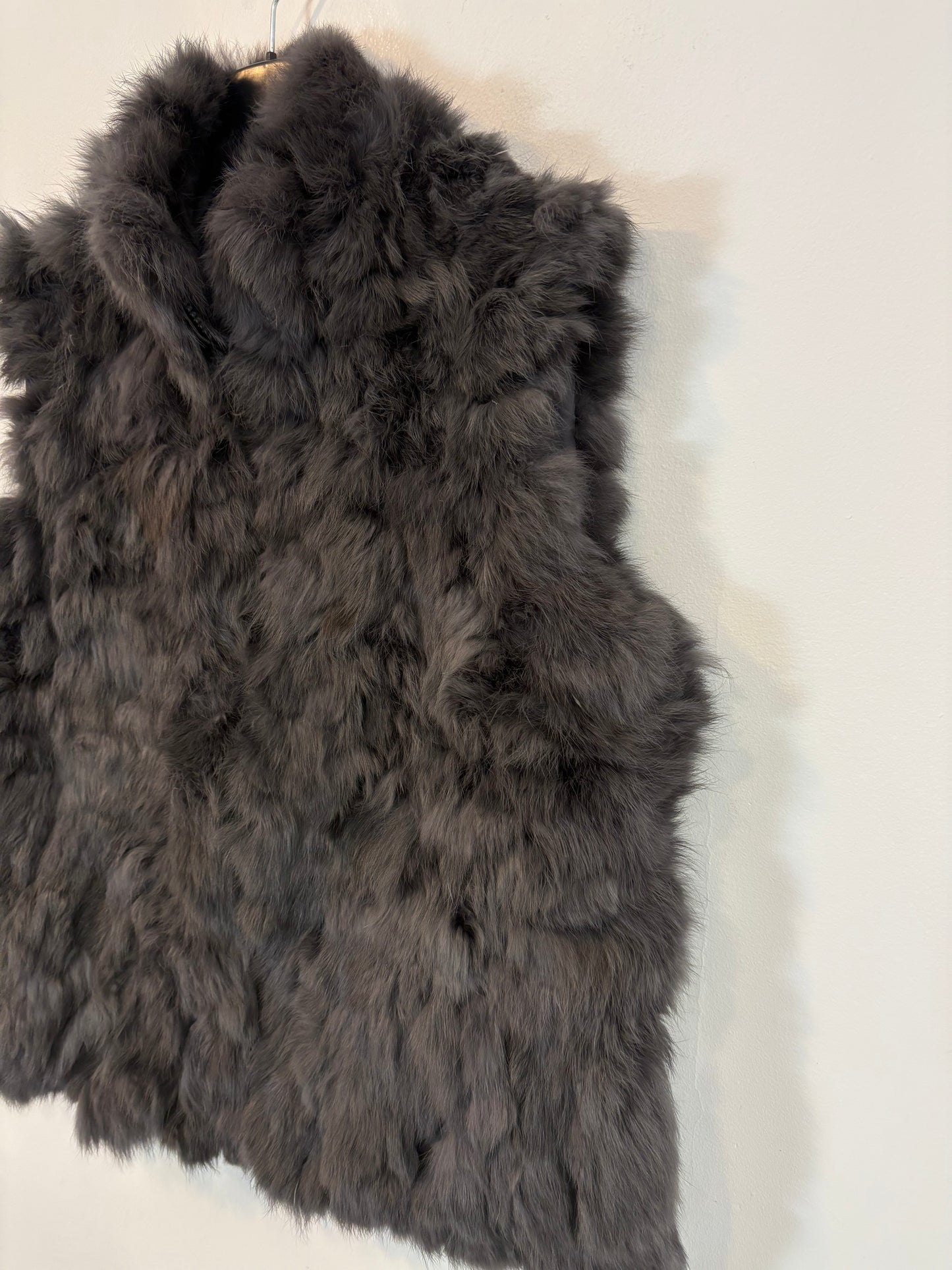 OTRAS. Chaleco pelo natural gris