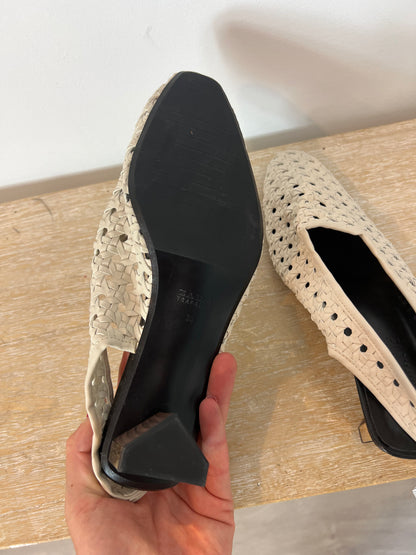 ZARA. Die-cut shoe with heel detail. Size 38