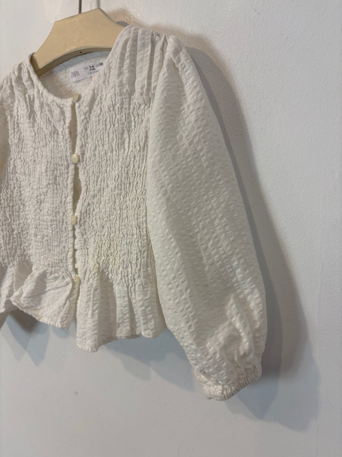 ZARA. Blusa blanca nido de abeja. T 3-4 años