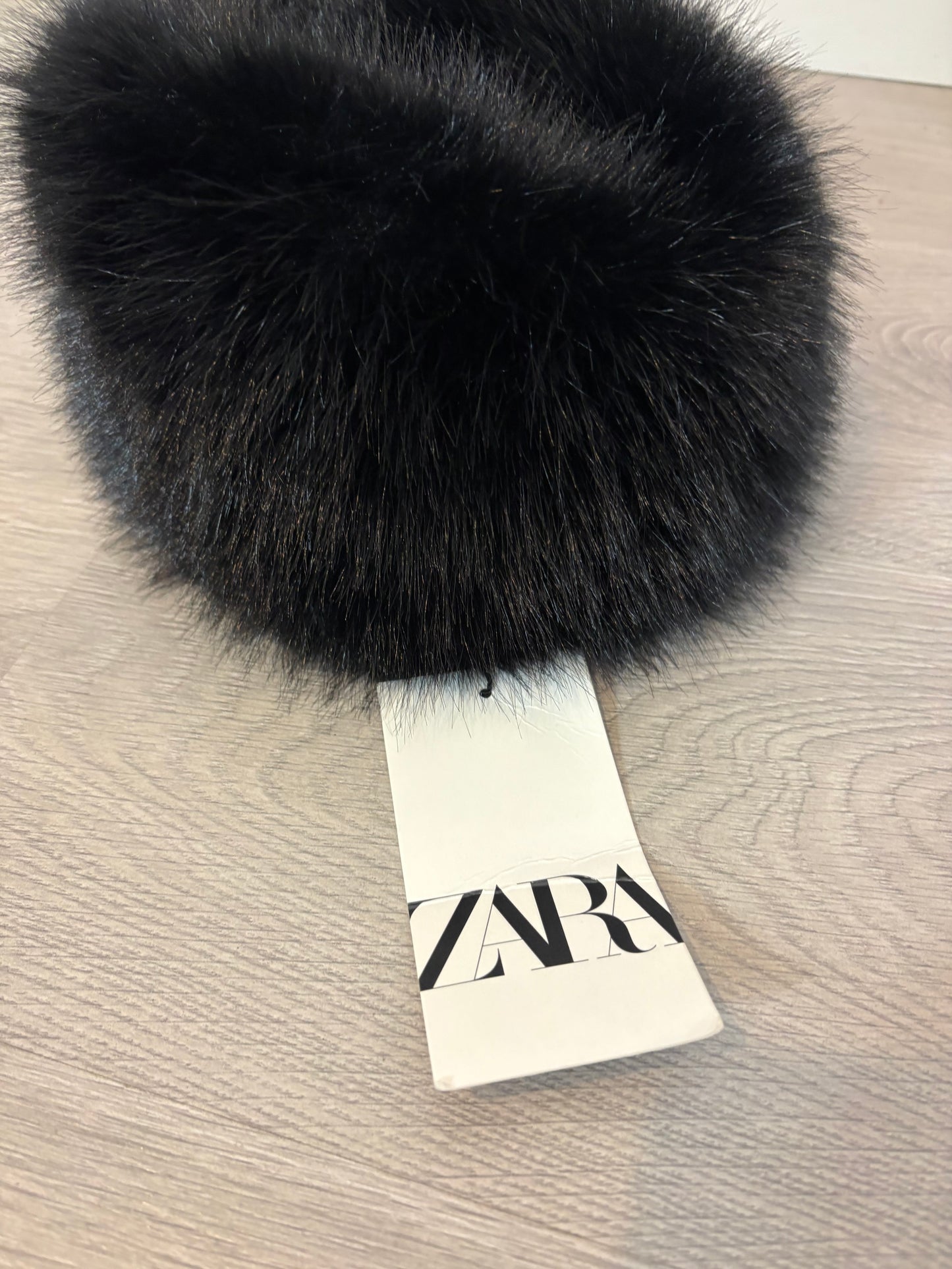 ZARA. Gorro negro pelo