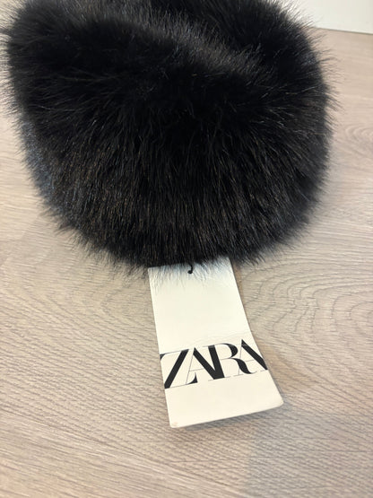 ZARA. Gorro negro pelo
