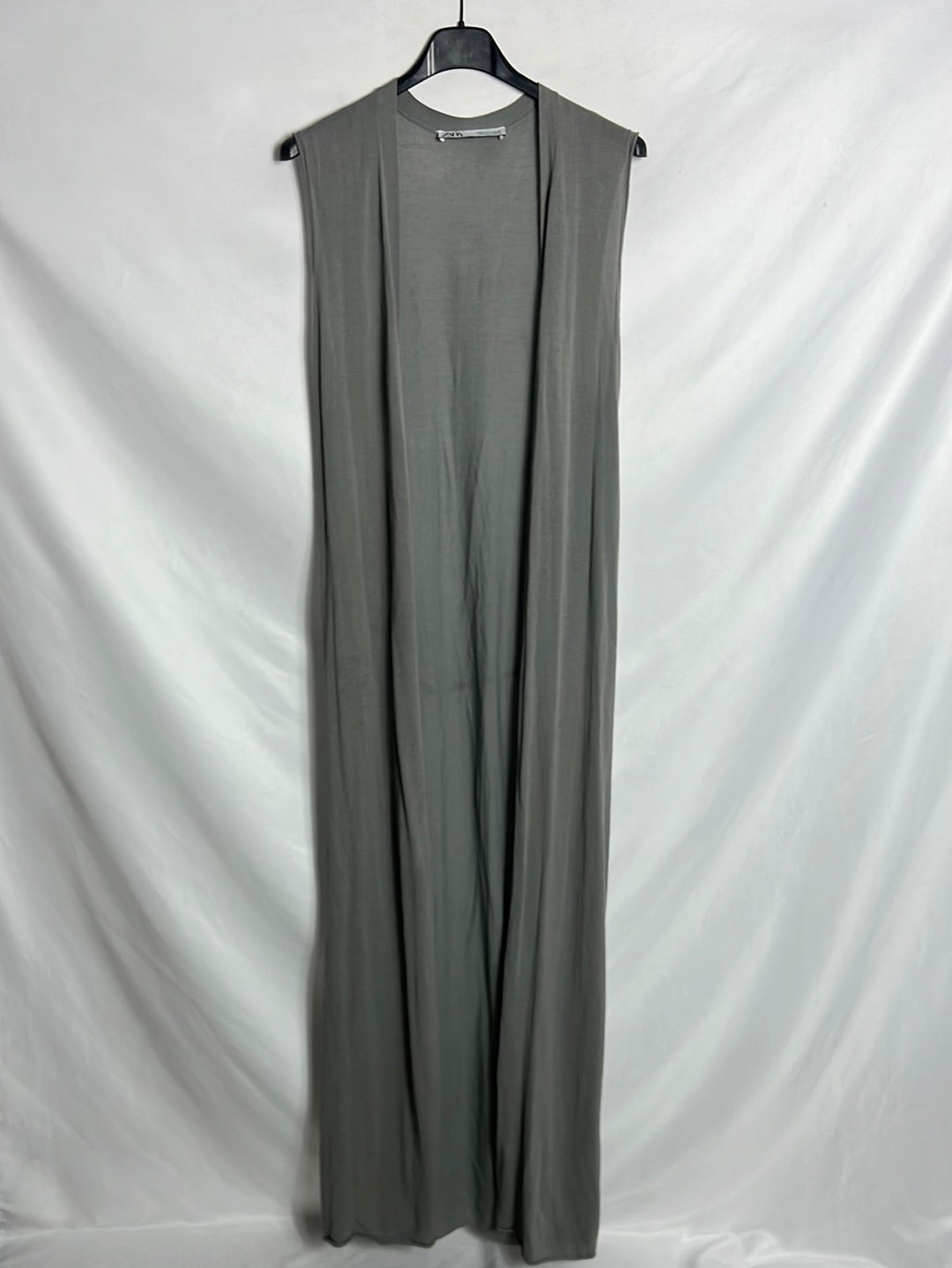 ZARA. Total look gris vestido y chaleco. T M