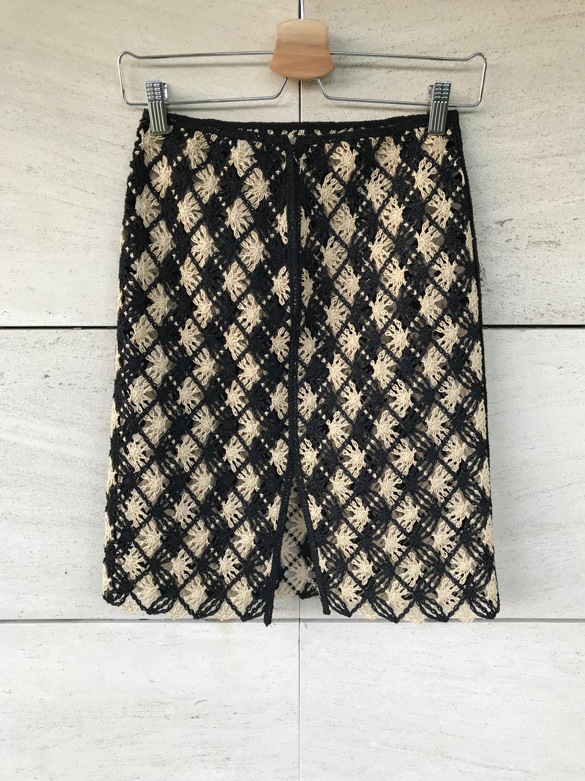 H&M EDITION. Falda croché textura beige y negra
