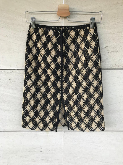 H&M EDITION. Falda croché textura beige y negra