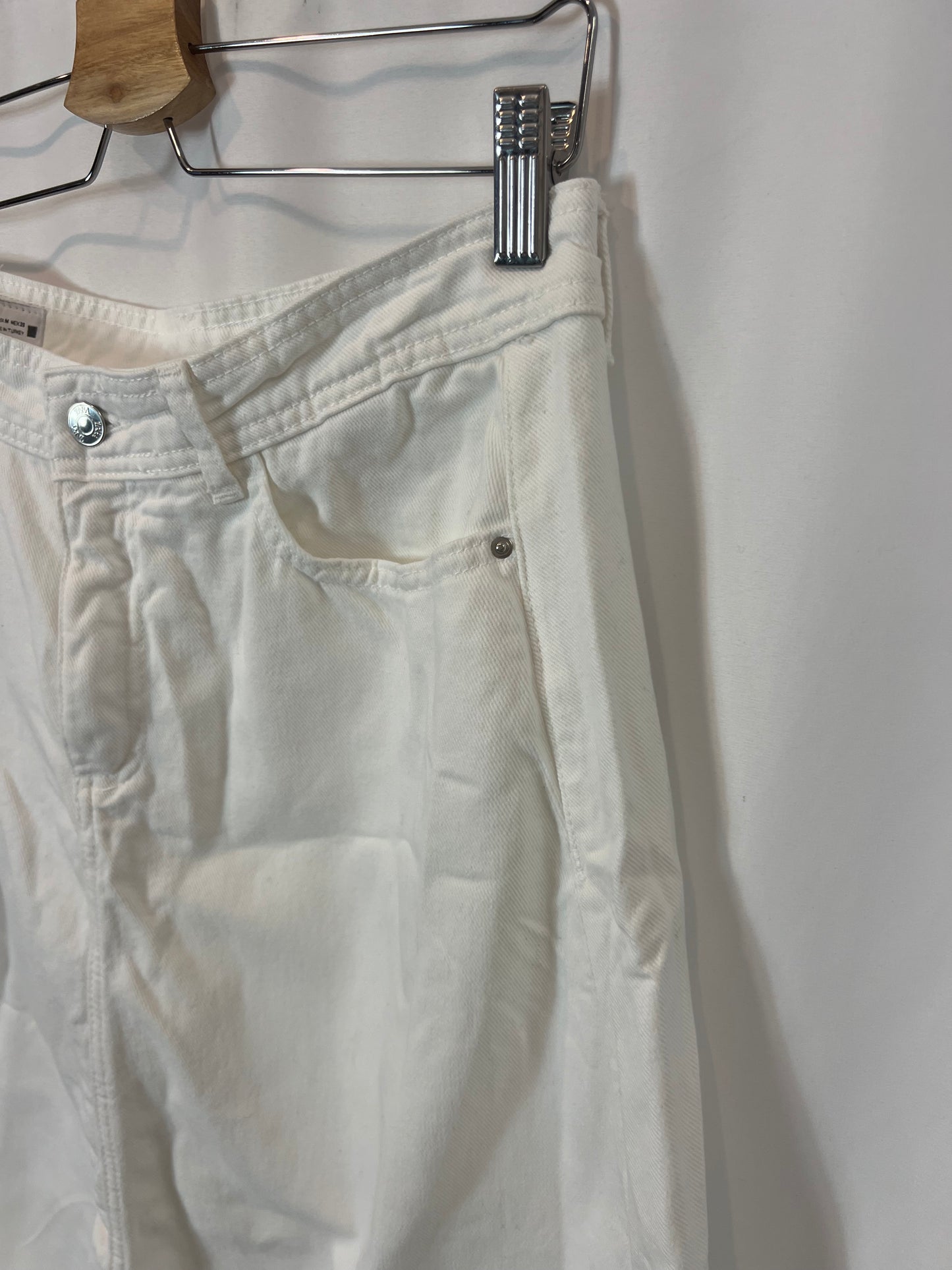 ZARA. Falda blanca denim midi. T M