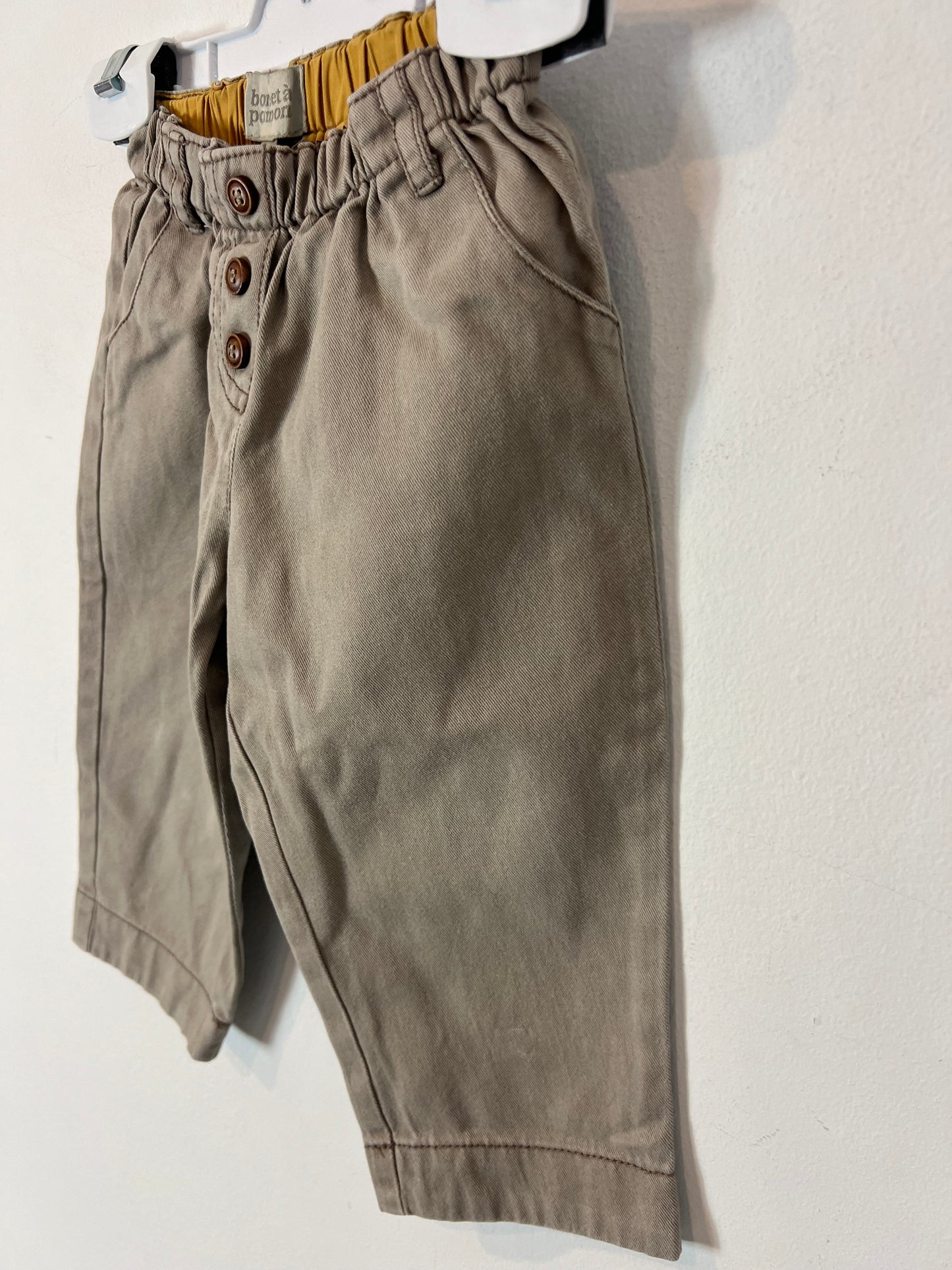 BONNET Á POMPON. Pantalón beige botones. T 12 meses