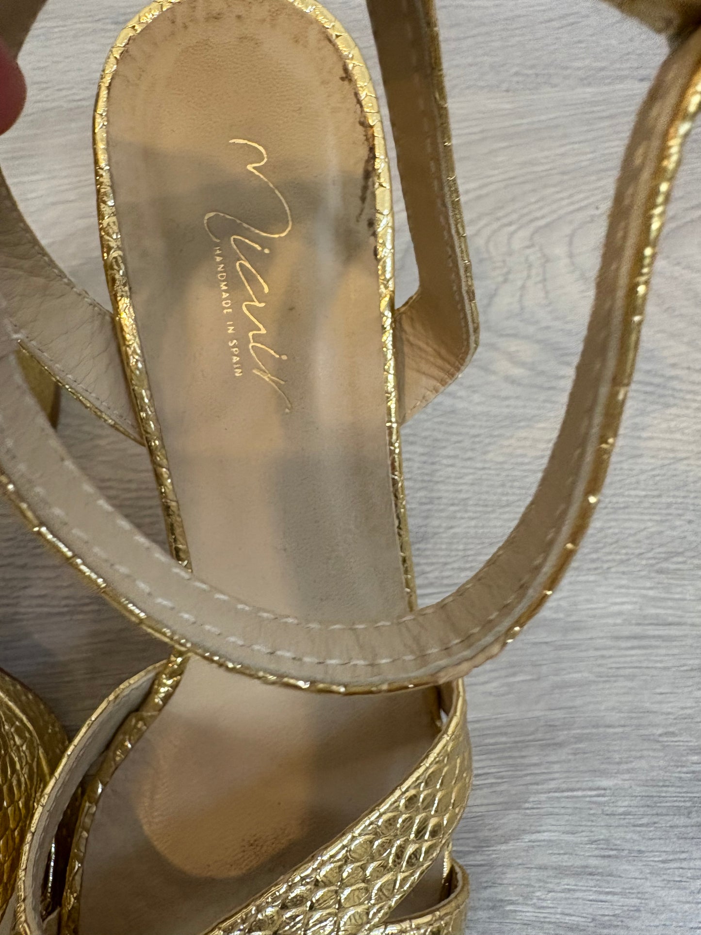 MICUIR. Sandalia dorada textura