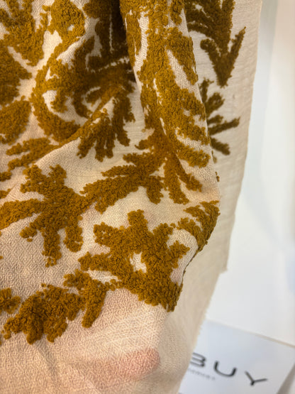 OTRAS. Bufanda lana detalles en camel