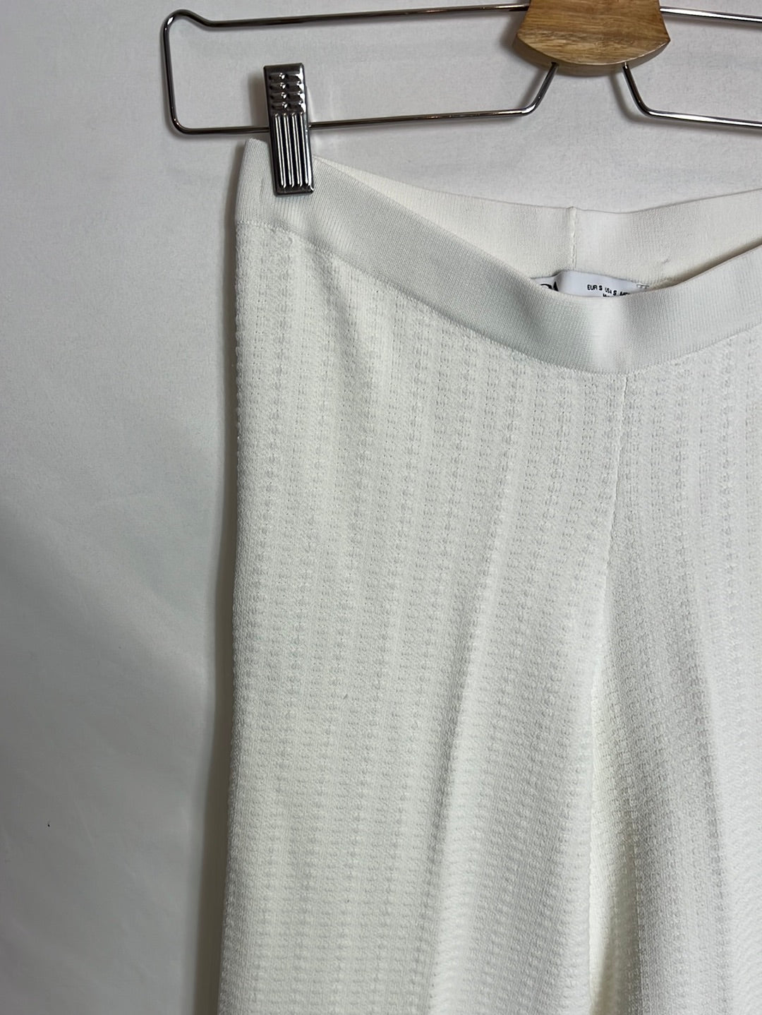 ZARA. Pantalón punto flecos T.s