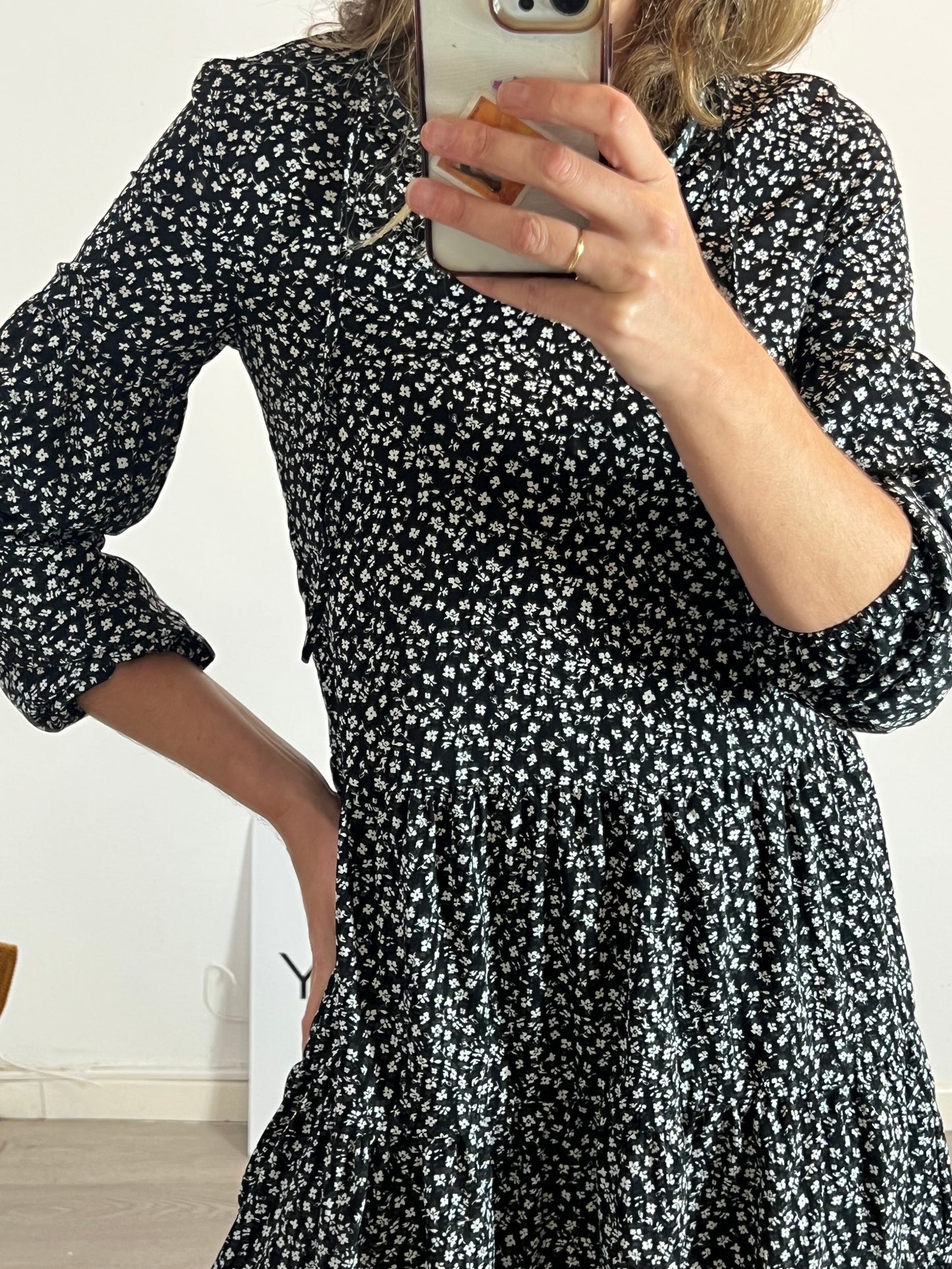 H&M. Vestido corto negro flores blanca T.xs