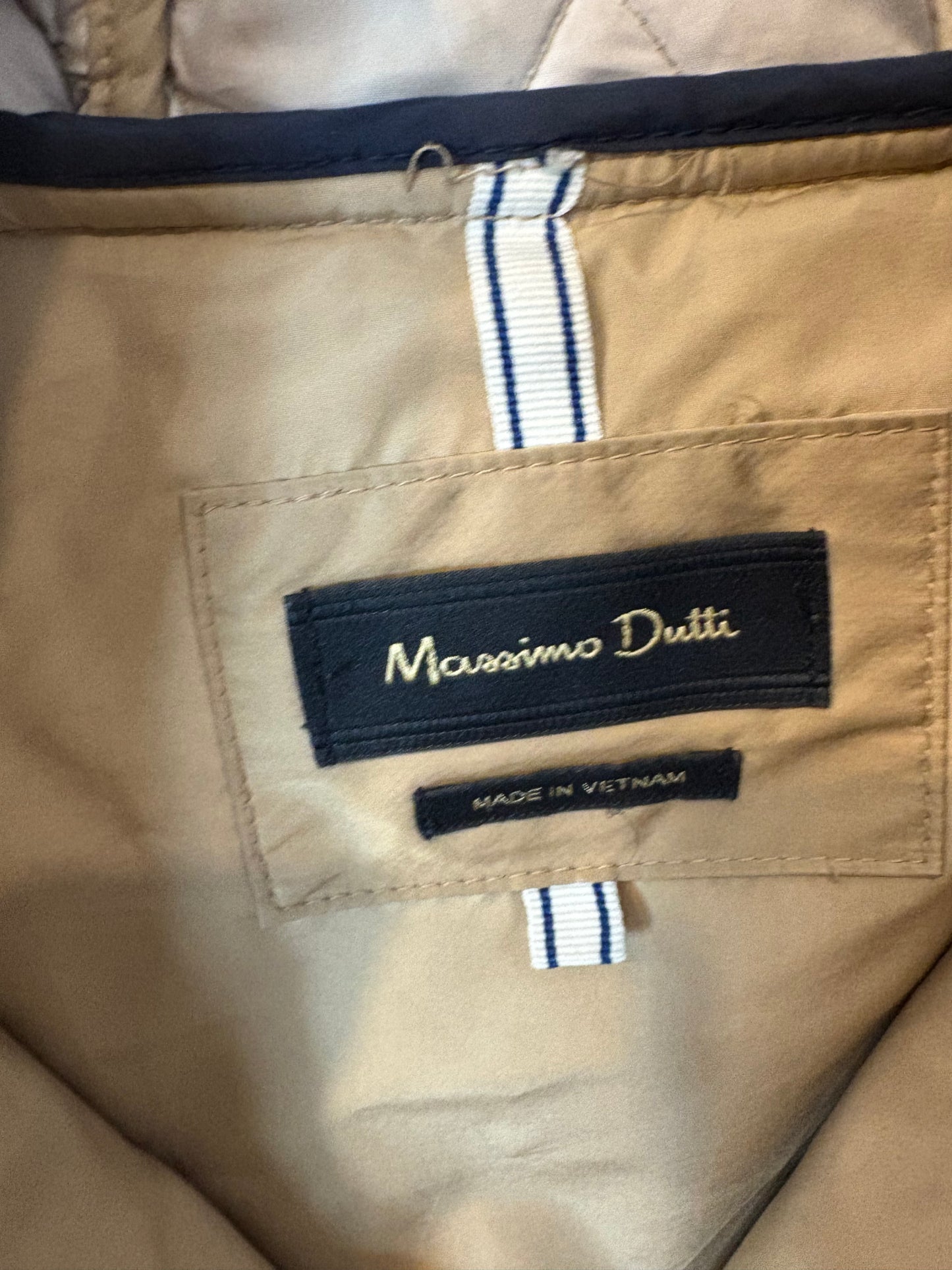 MASSIMO DUTTI. Abrigo beige guateado capucha