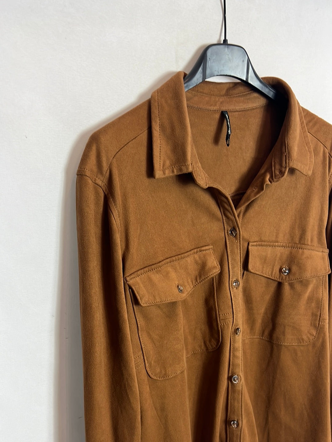 STRADIVARIUS. Sobrecamisa marrón antelina T.l