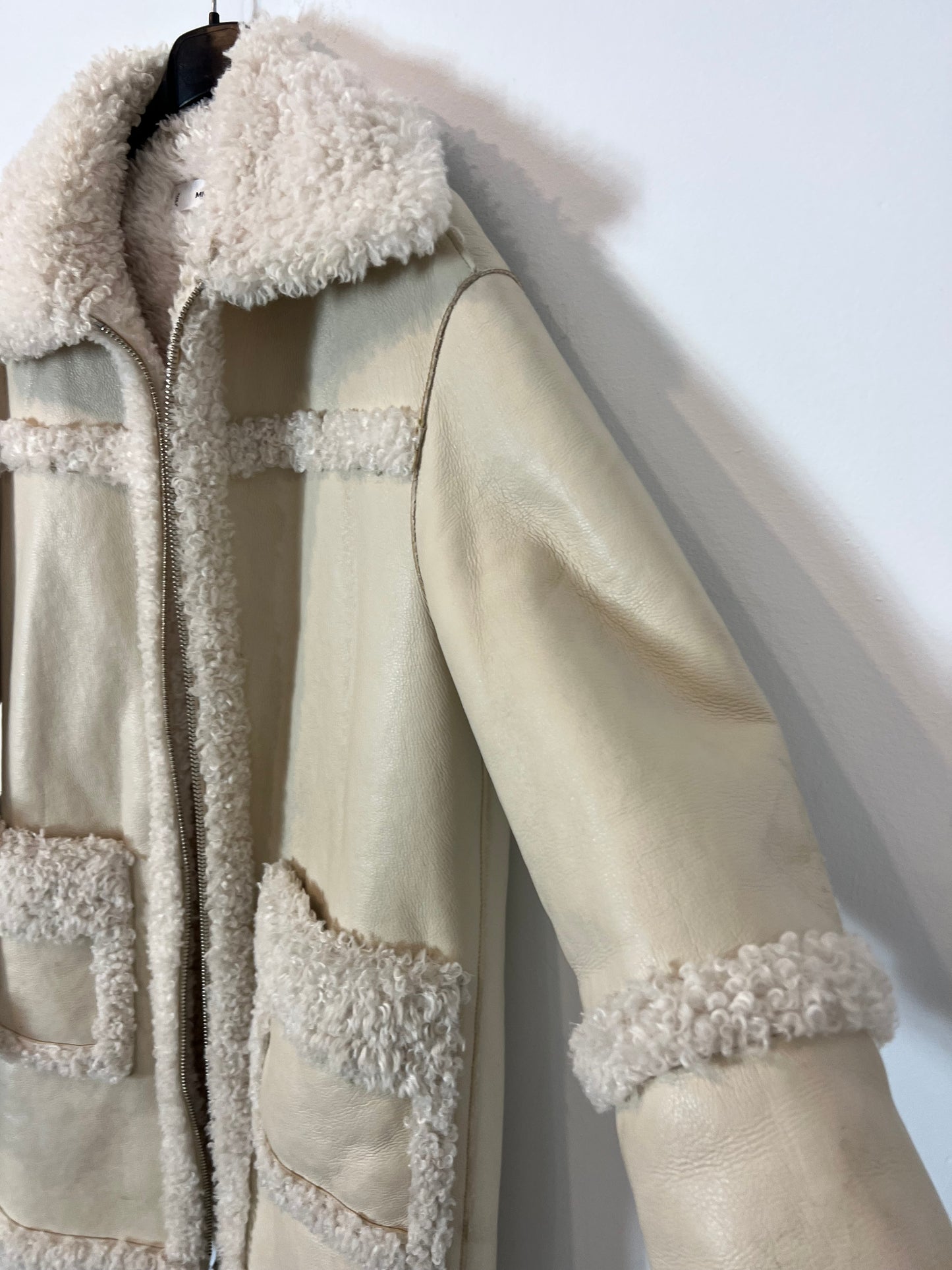 MANGO. Abrigo beige borrego T.xxs