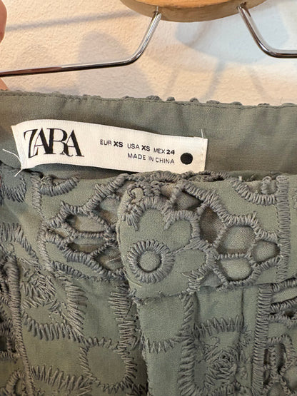 ZARA. Pantalón verde troquelado T.xs