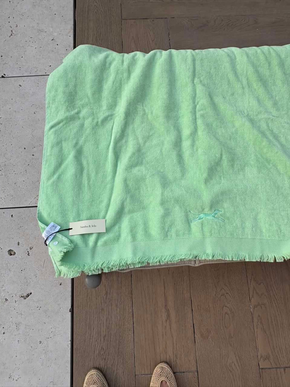 BIMBA Y LOLA. Toalla de playa verde lima logo