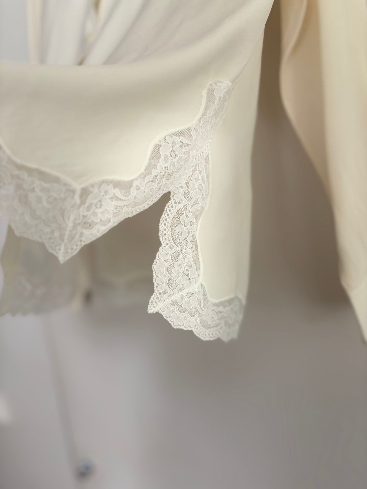 TCN. Blusa seda encaje